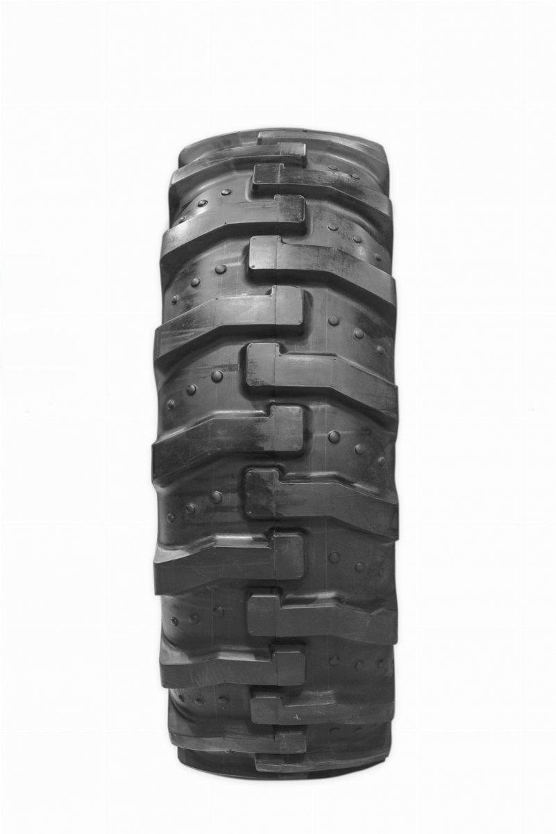 Шина 18.4-26 (480/80-26) MAXAM 16pr для экскаватора-погрузчика JCB 3CX, CAT 432